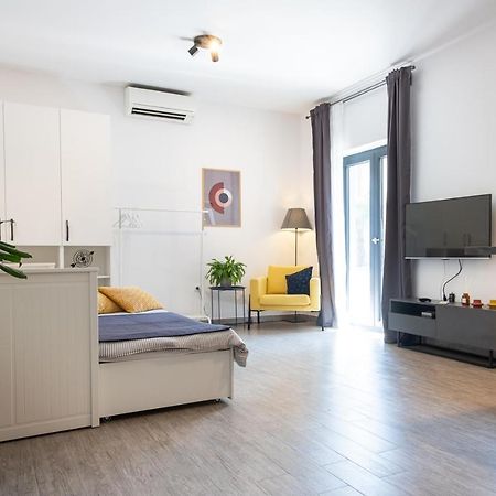 Studio Apartment Les - 4 Min Walk From Amphiteatre Pula Exteriör bild