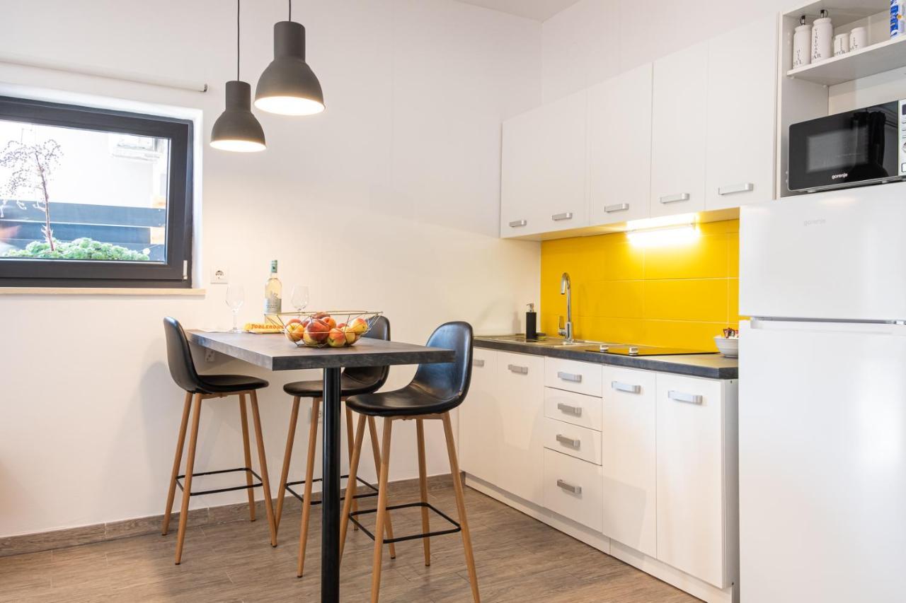 Studio Apartment Les - 4 Min Walk From Amphiteatre Pula Exteriör bild