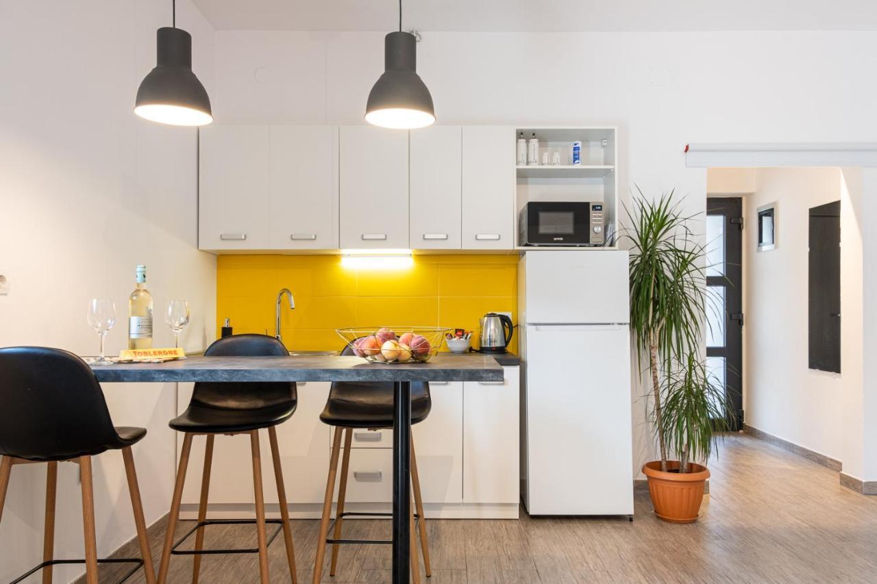 Studio Apartment Les - 4 Min Walk From Amphiteatre Pula Exteriör bild