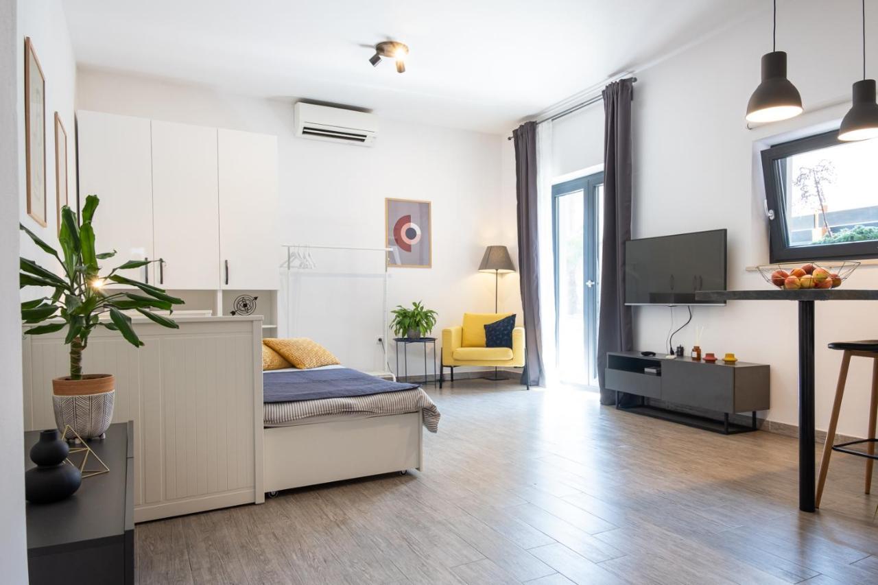 Studio Apartment Les - 4 Min Walk From Amphiteatre Pula Exteriör bild